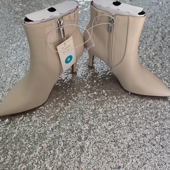 A New Day Women’s Off White Char Heeled Dress Boots Size 8 - Picture 7 of 12